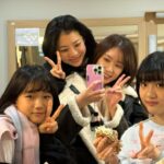 Im Soo-hyang Instagram - 초연 어제 막공을 올렸다 나의 첫 연극을 이렇게 좋은 작품 , 이렇게 좋은 제작진 ,그리고 이렇게 좋은 배우들과 함께 할 수 있었다니 … 난 정말 운이 좋은 배우 인 듯 싶다 나는 정말로 이 작품을 보면서 많이 울었다 모니터와 응원 겸 나 말고 다른 페어의 공연이나 리허설을 보고 있으면 정말 많은 생각이 들고 네 자매 그리고 가마쿠라 사람들이 살아가는 삶의 방식이 그렇게 따뜻하고 먹먹하더라 죽음을 겪은 남아있는 사람들의 이야기가 어쩌면 나의 이야기같고 내가 앞으로 어떻게 살아가야 할지 어떤 마음가짐으로 나아가야할지, 풀리지 않는 퍼즐의 한조각을 건네주는 기분이랄까 내가 받은 이 묘하고 뜻깊은 그렇지만 복잡하고 따뜻했던 이 기분을 잘 표현해서 관객들에게 드리고 싶었다. 잘 했는지는 모르겠지만..그래도 많은 분들이 잘 봐주신 것 같아 뿌듯한 마음이 든다 요시노를 연기할 수 있어서 너무 행복했다 정말 많은 분들이 공연을 보고 가주셨다 친한 지인들 부터 가족들 많은 관계자분들 많은 선배님들 후배님들까지 ..보러와주시는 것만으로도 감사한데 선물들에 좋은 이야기도 많이 해주시고 감사한마음이 많이든다 무엇보다 우리 팬들 진짜 고맙고 든든했다 사실 실제로 만날 기회가 배우들은 많지 않은데 연극하니까 팬들도 만나고 진짜 좋더라 매번 먼길 찾아와준 팬들 너무너무 고맙고 사랑한다 그리고 바닷마을다이어리 가마쿠라사람들과 함께 울고 웃어주신 우리 관객분들도 너무 감사하다 매번 커튼콜할 때 관객분들 얼굴이 비로소 보여 한분 한분 표정들을 봤었더랬다 그래도 다들 행복하고 뭉클해보이셔서 다행이라고 생각이 드는 동시에 거기서 오는 희열이 있더라 뭔가 서로 에너지를 주고 받고 교감 할 수 있었다고 해야하나?? 우리 공연의 마지막 조각은 관객이었던 것 같다 요시노의 말을 빌리자면 지금이 그런 느낌인건가 싶다 뜻하지 않게 조각하나 찾은 느낌..🤍