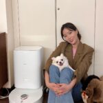 Im Soo-hyang Instagram - 레이저가 뿜뿜 나오는 무선 청소기도 귀찮아지는 요즘 .. 이사 한 후 아라리의 소중한 슬개골을 지키기 위해 넓디 넓게 깐 카페트의 먼지와 함께 톨톨톨톨 뭉실뭉실 굴러다니는 털들을 보며 하 ..😩 피곤해 죽겠는데 청소는 언제하지…저 바닥의 발바닥 자국들은 언제 닦지..하며 다시금 쇼파에 누워 한숨만 쉬고 있는 요즘이었다.🥲 ‘나 대신 청소해주는 AI 로보트가 있었으면 좋겠다’ 하고 있는데 샤오미브랜드에서 감사하게도 광고로 로봇청소기를 보내주셨다 ..흐흐흐 🤗 사실 저 쪼매난게 맨날 전선에 걸리고 어디에 걸려서 뭐 제대로 청소나 하겠어 하고 불신이 그득그득 로봇청소기는 됐어! 하고 절대 사지 않았는데 기왕에 주셨으니 테스트도 해야지 하고 사용해 보았는데 왜인걸!! 세상이 진짜 좋아지긴 했나보다😮 스스로 레이저를 뿜어대 3D로 맵을 그려 우리집 구조를 딱 파악하더니 먼지는 물론 물청소까지 하신다. 거기에다 카펫트가 있는 구역은 알아서 물청소모드에서 카펫용 청소모드로 바꾸는가 하면 내가 먼지통을 비우지 않아도 스스로 도크에 들어가서 비우고 오고 무엇보다 충격적인건…깨끗한 물만 도크에 넣어 놓으면 청소 중간중간이나 청소 후에 알아서 물걸레도 세탁하고 건조까지 시키니…!! 와 🤩 과학기술의 발전이 어디까지란 말인가 .. 이제 곧 날아다니는 자동차를 타고 다닐 수도 있겠다 싶었다 촬영이나 공연을 가거나 할 때 슥 어플로 켜 놓고 가니 집 안이 상쾌하니 기관지도 더 좋아진 것 같고 아라리도 처음에는 좀 경계하는가 싶더니 장난감쯤으로 생각하며 따라다니다가 지금은 의자 구석구석 자기네들 흔적을 치워주는 로봇이모님에게 감사함을 느끼며 흐뭇하게 바라보는 중이다 아무튼 #샤오미로봇청소기 대만족 🙃🙃 엄마가 탐낸다 ..조만간 부산집에 하나 장만해 드러야겠다 힛 #광고 #찐후기 #샤오미 #샤오미로봇청소기 #로봇청소기
