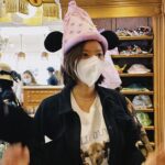 Im Soo-hyang Instagram - 떠나자 디즈니랜두뤄어어어엌!!!!!!!! 디즈니랜드에 더이상 흥미없는 현지인과 혼자 신난 관광객이랄까