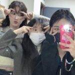 Im Soo-hyang Instagram - 언니가 언니 핸드폰으로 셀카찍어놓지 말랬지 🤨 그나저나 막내 어딨어 꼭두의계절 보러갔낭?훕🤭 …..🧚🏻‍♀️