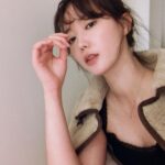 Im Soo-hyang Instagram - I'm looking forward to our next year🤍 @diame_official #크리스마스선물 #다이아몬드목걸이 🎄🧑🏻‍🎄🎁 #AD