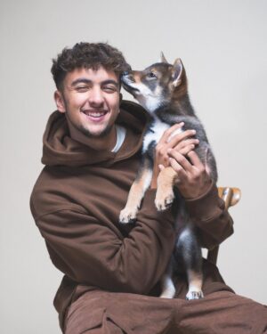 Ines Benazzouz Instagram - Bienvenu mon pote 🐕🤍
The Ace.

🐕 @lovetheace 
📸 @alexipav 
👕 @___rrxii