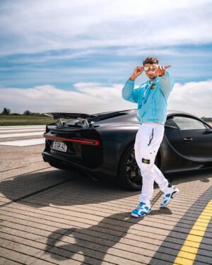 Ines Benazzouz Instagram - Ça pète 🛸

Merci infiniment à mon gars @gmk001 ! 🙏💙
📸 @jason.schieste 
🥼 @dadainkk7 (Styliste)