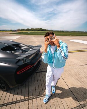 Ines Benazzouz Instagram - Ça pète 🛸

Merci infiniment à mon gars @gmk001 ! 🙏💙
📸 @jason.schieste 
🥼 @dadainkk7 (Styliste)