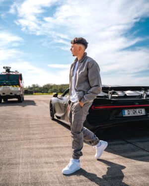 Ines Benazzouz Instagram - Ça pète 🛸

Merci infiniment à mon gars @gmk001 ! 🙏💙
📸 @jason.schieste 
🥼 @dadainkk7 (Styliste)