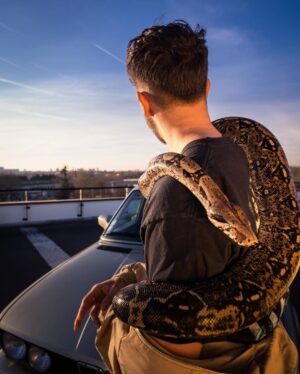 Ines Benazzouz Instagram - New style 🐍🤎

📸 @alexipav 
Avec la Travis de chez @wethenew !