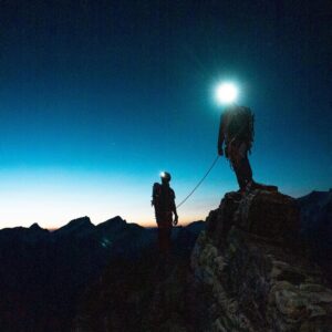 Ines Benazzouz Instagram - Mont-Blanc 4808m 🔹✅
Cervin 4478m 🔹✅

Road to Everest…🌀

Merci pour votre soutien, vos beaux messages qui me font chaud au cœur. L’objectif est en face de nous, la route est longue, pleine de ronces et de bosses. Mais maintenant il suffit d'avancer tout droit sans s’arrêter ⛏️🏔️🦾

📸/🧗‍♂️ @mathis_dumas 
📸/📽️ @antoine.mesnage
