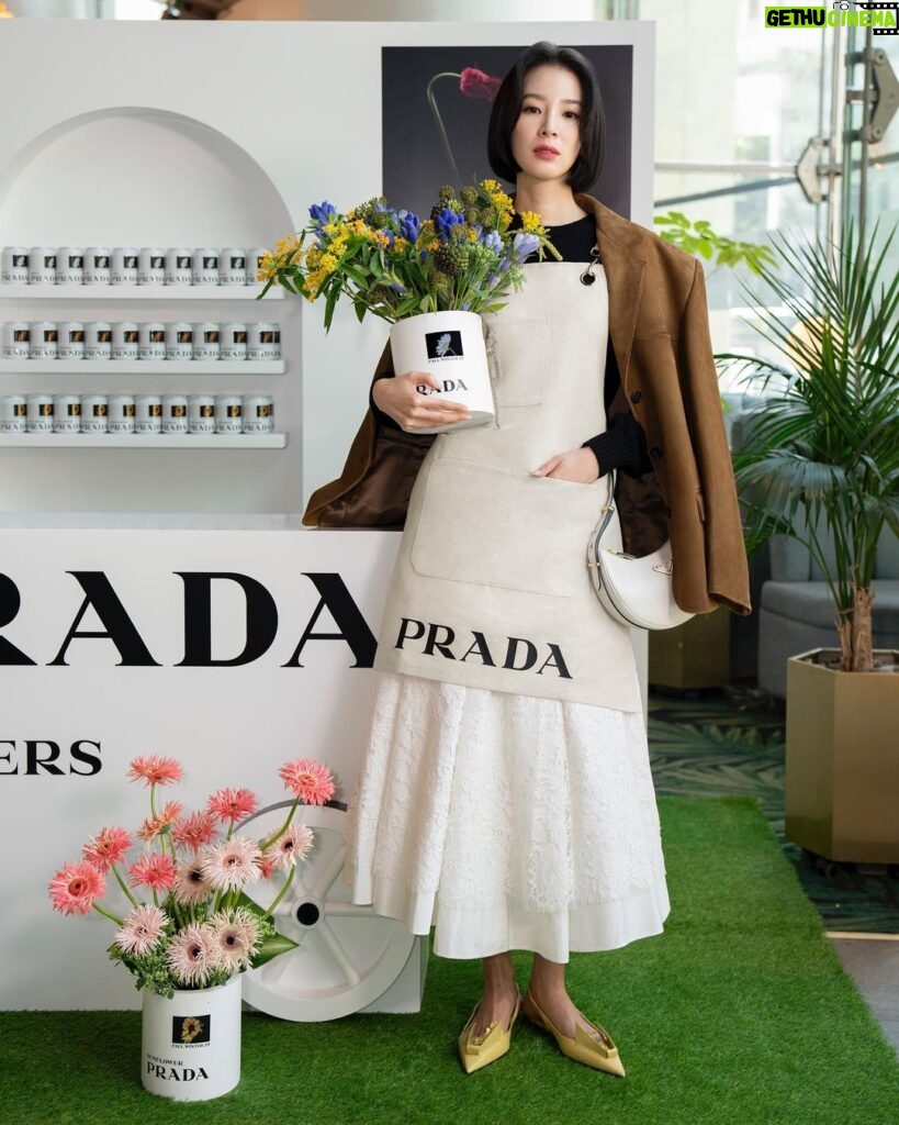 Irene Kim Instagram - Today I’m visiting the #PradaFW23 Kiosk in Jongro, Seoul. Flowers are the protagonists of the new @prada FW23 Campaign and a series of special initiatives that Prada is revealing in select international cities from September 14 to 16, 2023. 종로, 성수, 강남 까치화방에서 만나요!💐 @prada #PradaFW23 #adv 까치화방 종로타워