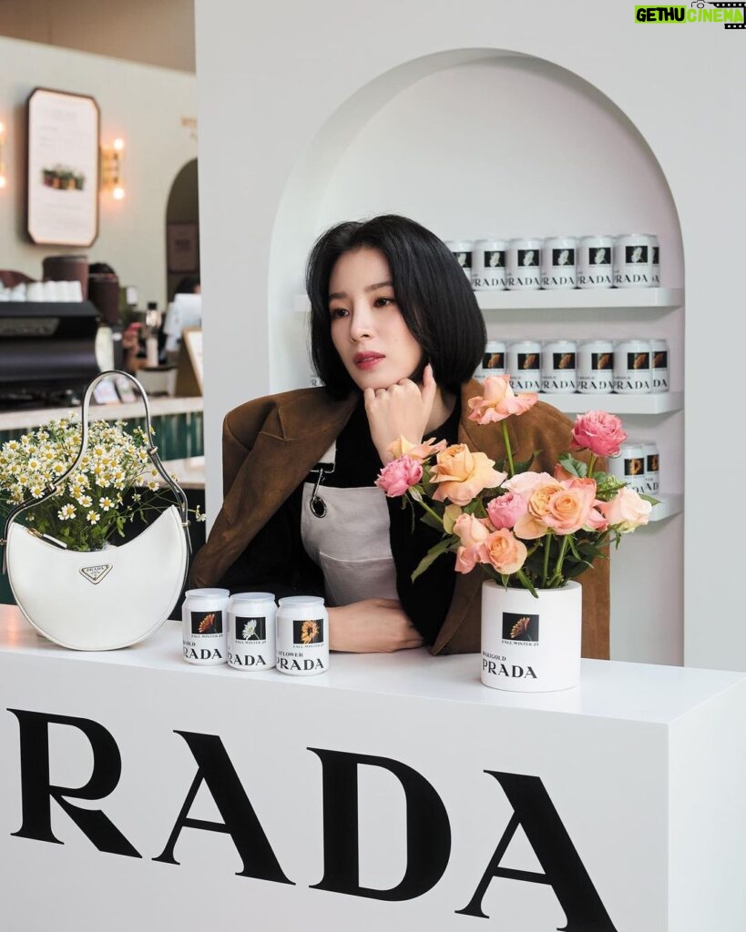 Irene Kim Instagram - Today I’m visiting the #PradaFW23 Kiosk in Jongro, Seoul. Flowers are the protagonists of the new @prada FW23 Campaign and a series of special initiatives that Prada is revealing in select international cities from September 14 to 16, 2023. 종로, 성수, 강남 까치화방에서 만나요!💐 @prada #PradaFW23 #adv 까치화방 종로타워