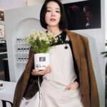 Irene Kim Instagram – Today I’m visiting the #PradaFW23 Kiosk in Jongro, Seoul. Flowers are the protagonists of the new @prada FW23 Campaign and a series of special initiatives that Prada is revealing in select international cities from 
September 14 to 16, 2023.

종로, 성수, 강남 까치화방에서 만나요!💐

@prada #PradaFW23 #adv 까치화방 종로타워