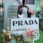 Irene Kim Instagram – Today I’m visiting the #PradaFW23 Kiosk in Jongro, Seoul. Flowers are the protagonists of the new @prada FW23 Campaign and a series of special initiatives that Prada is revealing in select international cities from 
September 14 to 16, 2023.

종로, 성수, 강남 까치화방에서 만나요!💐

@prada #PradaFW23 #adv 까치화방 종로타워