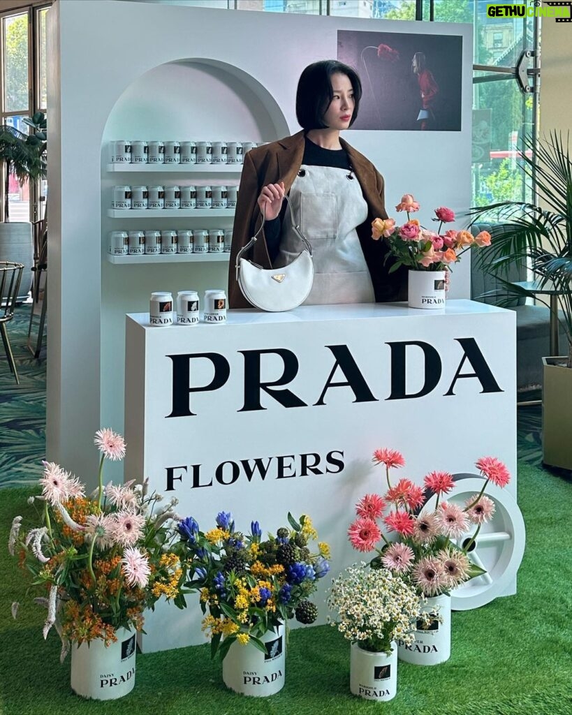 Irene Kim Instagram - Today I’m visiting the #PradaFW23 Kiosk in Jongro, Seoul. Flowers are the protagonists of the new @prada FW23 Campaign and a series of special initiatives that Prada is revealing in select international cities from September 14 to 16, 2023. 종로, 성수, 강남 까치화방에서 만나요!💐 @prada #PradaFW23 #adv 까치화방 종로타워