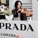 Irene Kim Instagram - Today I’m visiting the #PradaFW23 Kiosk in Jongro, Seoul. Flowers are the protagonists of the new @prada FW23 Campaign and a series of special initiatives that Prada is revealing in select international cities from September 14 to 16, 2023. 종로, 성수, 강남 까치화방에서 만나요!💐 @prada #PradaFW23 #adv 까치화방 종로타워
