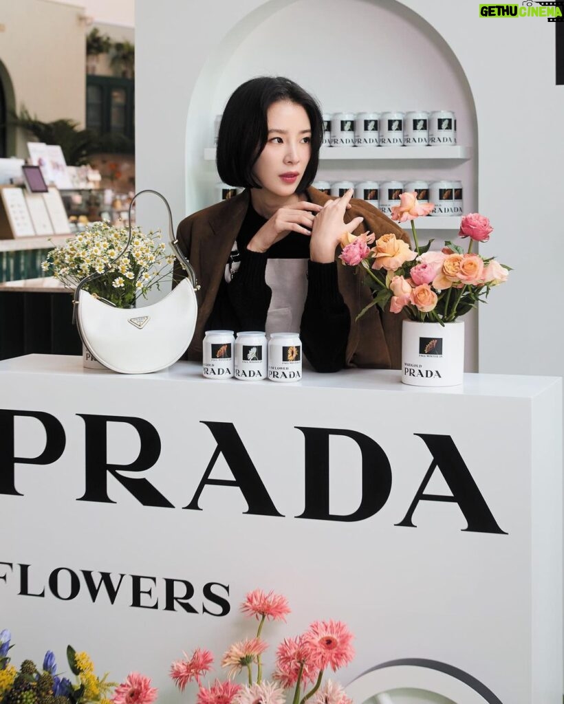 Irene Kim Instagram - Today I’m visiting the #PradaFW23 Kiosk in Jongro, Seoul. Flowers are the protagonists of the new @prada FW23 Campaign and a series of special initiatives that Prada is revealing in select international cities from September 14 to 16, 2023. 종로, 성수, 강남 까치화방에서 만나요!💐 @prada #PradaFW23 #adv 까치화방 종로타워
