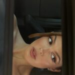 Iris Mittenaere Instagram - Collaboration Commerciale Le produit à emmener partout ? Un blush, ombre à paupière, eye-liner ? Mon idole tint fait tout ahah 😈! La nouveauté de dingue chez @lancomeofficial 🫶🏻 Vous pouvez tout faire avec une seule teinte mais moi j’ai voulu en tester plein ! J’ai mis la teinte canyon clay en blush et en ras de cil inférieur Le hot lava en fard à paupières Le sunburst irisé en highlighter et en point de lumière (milieu paupière et sous le sourcil ) ✨✨ #skincare #makeup