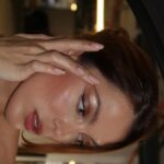Iris Mittenaere Instagram - Collaboration Commerciale Le produit à emmener partout ? Un blush, ombre à paupière, eye-liner ? Mon idole tint fait tout ahah 😈! La nouveauté de dingue chez @lancomeofficial 🫶🏻 Vous pouvez tout faire avec une seule teinte mais moi j’ai voulu en tester plein ! J’ai mis la teinte canyon clay en blush et en ras de cil inférieur Le hot lava en fard à paupières Le sunburst irisé en highlighter et en point de lumière (milieu paupière et sous le sourcil ) ✨✨ #skincare #makeup