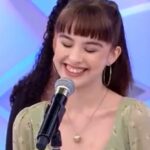 Isabella Moreira Instagram - Ontem, após ~surreais~ 871 capítulos, Poliana Moça chegou ao fim. Dos meus recém 18 anos aos meus 23 contei a história de Raquel D'avila e de sua familia. Tantas milhares de pessoas não estão nessas poucas fotos que eu tenho - majoritariamente roubadas do feed da @lanalopees 😳 - e que tiveram um papel tao importante no meu desenvolvimento como pessoa e atriz. Vou guardar pra sempre tudo que a familia poliana + sbt me proporcionou. Fui muito feliz nesses anos. Mas agora o que eu to HA MESES esperando pra perguntar pra vocês: O QUE ACHARAM DO FINAL???? #PolianaMoça @polianamocaoficial