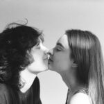 Isabella Moreira Instagram - Sempre ouvi dizer que um relacionamento pode cair na rotina e, por isso, perder a graça, o encanto. Quando te conheci, tive plena certeza de que com você esse não seria o caso. Até o momento, você foi incapaz de me provar o contrário. Você tem um magnetismo, um jeito de ser - e uma esquisitice na intimidade - que me ganham toda vez. É sempre uma aventura, é sempre uma novidade. Acho que nunca na vida tive crises de riso diárias, foi só depois de te conhecer. Você é uma pessoa tão boa. Eu amo a forma como você pensa nas pessoas, como você respeita si mesma e o jeito como se comunica, sempre tão sincera. Você merece tudo que há de bom nessa vida e me comprometo a tornar isso realidade, todos os dias. Nunca me imaginei dizendo isso, mas a verdade é que acredito que exista sim um grande amor durante nossa existência. Talvez pra outras pessoas existam vários ou nenhum, mas eu sei que na minha existe você. Só você. Eu te amo, minha vida! Eu te amo pra sempre 💘🦥 Feliz dia 27 🌻 📸: @gabiliisboa