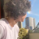 Isabella Moreira Instagram - a gente tem o costume de sentar na varanda, tomar uma cerveja e falar sobre a vida, contar histórias, como foi o nosso dia. desde a primeira vez que eu te vi, eu senti que tinha algo que era diferente. o que me atraiu em você não foi (só) a sua beleza, seu senso de humor ou o cuidado que você tem com as pessoas que ama. foi a vontade que você me despertou de te cuidar, de te ouvir, de te conhecer por inteiro. nós duas ja vivemos as mais diversas experiências - algumas maravilhosas, outras nem tanto. minha vida sempre foi divertida, estimulante e intensa. mas desde que você passou a ser parte da minha rotina, eu percebo tudo que me rodeia fazendo mais sentido. meus planos, que sempre foram solitários, viram expectativas de uma vida linda ao seu lado. e embora eu tenha muitas críticas a maneira que vendem o amor romântico nos filmes, eu me vejo entendendo finalmente o que esse amor que move montanhas significa. eu vou pra qualquer lugar ao seu lado, viver qualquer aventura. com você, a vida tem um gosto mais forte. mais denso, doce e acolhedor. muito obrigada por esse ano de amor, cuidado e dias tranquilos. eu te amo muito mais do que você pode imaginar não gostaria de passar nosso dia de outra forma que não da que estamos agora: tomando uma cerveja, falando da vida, sorrindo. eu sei que esse é só o primeiro de muitos. e só deus sabe o quanto eu ansio o que vem pela frente pra nós. feliz dia de você e eu, amor da minha vida 💘🦥