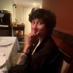 Isabella Moreira Instagram - a gente tem o costume de sentar na varanda, tomar uma cerveja e falar sobre a vida, contar histórias, como foi o nosso dia. desde a primeira vez que eu te vi, eu senti que tinha algo que era diferente. o que me atraiu em você não foi (só) a sua beleza, seu senso de humor ou o cuidado que você tem com as pessoas que ama. foi a vontade que você me despertou de te cuidar, de te ouvir, de te conhecer por inteiro. nós duas ja vivemos as mais diversas experiências - algumas maravilhosas, outras nem tanto. minha vida sempre foi divertida, estimulante e intensa. mas desde que você passou a ser parte da minha rotina, eu percebo tudo que me rodeia fazendo mais sentido. meus planos, que sempre foram solitários, viram expectativas de uma vida linda ao seu lado. e embora eu tenha muitas críticas a maneira que vendem o amor romântico nos filmes, eu me vejo entendendo finalmente o que esse amor que move montanhas significa. eu vou pra qualquer lugar ao seu lado, viver qualquer aventura. com você, a vida tem um gosto mais forte. mais denso, doce e acolhedor. muito obrigada por esse ano de amor, cuidado e dias tranquilos. eu te amo muito mais do que você pode imaginar não gostaria de passar nosso dia de outra forma que não da que estamos agora: tomando uma cerveja, falando da vida, sorrindo. eu sei que esse é só o primeiro de muitos. e só deus sabe o quanto eu ansio o que vem pela frente pra nós. feliz dia de você e eu, amor da minha vida 💘🦥