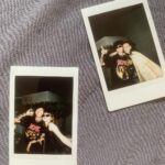 Isabella Moreira Instagram - a gente tem o costume de sentar na varanda, tomar uma cerveja e falar sobre a vida, contar histórias, como foi o nosso dia. desde a primeira vez que eu te vi, eu senti que tinha algo que era diferente. o que me atraiu em você não foi (só) a sua beleza, seu senso de humor ou o cuidado que você tem com as pessoas que ama. foi a vontade que você me despertou de te cuidar, de te ouvir, de te conhecer por inteiro. nós duas ja vivemos as mais diversas experiências - algumas maravilhosas, outras nem tanto. minha vida sempre foi divertida, estimulante e intensa. mas desde que você passou a ser parte da minha rotina, eu percebo tudo que me rodeia fazendo mais sentido. meus planos, que sempre foram solitários, viram expectativas de uma vida linda ao seu lado. e embora eu tenha muitas críticas a maneira que vendem o amor romântico nos filmes, eu me vejo entendendo finalmente o que esse amor que move montanhas significa. eu vou pra qualquer lugar ao seu lado, viver qualquer aventura. com você, a vida tem um gosto mais forte. mais denso, doce e acolhedor. muito obrigada por esse ano de amor, cuidado e dias tranquilos. eu te amo muito mais do que você pode imaginar não gostaria de passar nosso dia de outra forma que não da que estamos agora: tomando uma cerveja, falando da vida, sorrindo. eu sei que esse é só o primeiro de muitos. e só deus sabe o quanto eu ansio o que vem pela frente pra nós. feliz dia de você e eu, amor da minha vida 💘🦥