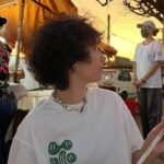 Isabella Moreira Instagram - a gente tem o costume de sentar na varanda, tomar uma cerveja e falar sobre a vida, contar histórias, como foi o nosso dia. desde a primeira vez que eu te vi, eu senti que tinha algo que era diferente. o que me atraiu em você não foi (só) a sua beleza, seu senso de humor ou o cuidado que você tem com as pessoas que ama. foi a vontade que você me despertou de te cuidar, de te ouvir, de te conhecer por inteiro. nós duas ja vivemos as mais diversas experiências - algumas maravilhosas, outras nem tanto. minha vida sempre foi divertida, estimulante e intensa. mas desde que você passou a ser parte da minha rotina, eu percebo tudo que me rodeia fazendo mais sentido. meus planos, que sempre foram solitários, viram expectativas de uma vida linda ao seu lado. e embora eu tenha muitas críticas a maneira que vendem o amor romântico nos filmes, eu me vejo entendendo finalmente o que esse amor que move montanhas significa. eu vou pra qualquer lugar ao seu lado, viver qualquer aventura. com você, a vida tem um gosto mais forte. mais denso, doce e acolhedor. muito obrigada por esse ano de amor, cuidado e dias tranquilos. eu te amo muito mais do que você pode imaginar não gostaria de passar nosso dia de outra forma que não da que estamos agora: tomando uma cerveja, falando da vida, sorrindo. eu sei que esse é só o primeiro de muitos. e só deus sabe o quanto eu ansio o que vem pela frente pra nós. feliz dia de você e eu, amor da minha vida 💘🦥