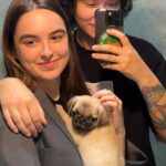 Isabella Moreira Instagram - Adotamos o nosso primeiro neném juntas! Dêem boas vindas ao Frederico 😍🤍 O pessoal do abrigo pediu a nossa ajuda para divulgarmos o trabalho deles, para que as pessoas adotassem os cães mais velhos de lá, que são os mais difíceis de serem adotados. A @novo.lar.pets é um abrigo de animais onde todos os animais são entregues com: - castração - microchip - vacinas - vermifugo - uma consulta veterinária A taxa de adoção é para manter os gastos dos animais que eles cuidam, que são cuidados com muito amor e carinho! ❤️