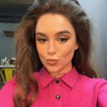 Isabella Moreira Instagram - Mãe, to na @capricho 🙈 e pra anunciar que vou interpretar Priscilla Presley no musical @oreidorock! Eu não consigo começar a explicar a felicidade que senti ao receber esse convite. Tava muuuuito difícil não contar pra vocês, mas agora prometo muitos conteúdos dos bastidores! Tá sendo um desafio muito divertido de encarar! Estreia dia 15/03 e ficamos em cartaz de quinta a domingo no Teatro Claro MAIS SP no Shopping Vila Olimpia. As vendas já estão abertas! Espero todos vocês lá 🥹🫶🏻 Garanta seu ingresso no site da @uhuu ou na bilheteria do Teatro Claro! Apresentado por @minc e @BradescoSeguros Apoio @premierpet 📸 : @stephansolon #oreidorockomusical #oreidorock #priscillabealieu #hproducoesculturais #andarilhofilmes #turbilhaodeideias #teatroclaroMAIS #março #premierpet #bradescoseguros #ministeriodacultura