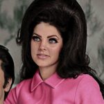 Isabella Moreira Instagram - Mãe, to na @capricho 🙈 e pra anunciar que vou interpretar Priscilla Presley no musical @oreidorock! Eu não consigo começar a explicar a felicidade que senti ao receber esse convite. Tava muuuuito difícil não contar pra vocês, mas agora prometo muitos conteúdos dos bastidores! Tá sendo um desafio muito divertido de encarar! Estreia dia 15/03 e ficamos em cartaz de quinta a domingo no Teatro Claro MAIS SP no Shopping Vila Olimpia. As vendas já estão abertas! Espero todos vocês lá 🥹🫶🏻 Garanta seu ingresso no site da @uhuu ou na bilheteria do Teatro Claro! Apresentado por @minc e @BradescoSeguros Apoio @premierpet 📸 : @stephansolon #oreidorockomusical #oreidorock #priscillabealieu #hproducoesculturais #andarilhofilmes #turbilhaodeideias #teatroclaroMAIS #março #premierpet #bradescoseguros #ministeriodacultura