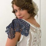 Isabella Santoni Instagram - Charllote Williamson ✨ Minha última personagem na tv, 2018! O tempo voa! 🥹 Mais do que contar da Charllote, hoje queria lembrar vocês da força dos nossos sonhos. Em 2011, fiz minha primeira campanha fotográfica, pra @rdlaymoda. Marca de umas amigas que me deram essa oportunidade. Eu, uma menina lá de Nova Iguaçu, cheia de sonhos, encontrei a @nathaliadill pela primeira vez…Perguntei bem tímida sobre como foi o início pra ela e disse que queria ser atriz também. Nunca imaginaria que anos depois atuaríamos juntas! Acreditar em si mesma foi uma parte fundamental da minha jornada para alcançar os meus objetivos, e é importante lembrar que os sonhos podem se tornar realidade quando alimentados com determinação, esforço e persistência. #Bella10Anos