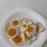 Isabella Scherer Instagram – MINI OVO 🍳 

É só você congelar o ovo cru mesmo, descascar, cortar e fritar as rodelinhas!