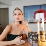 Isabella Scherer Instagram - O blend Chocolate é o novo lançamento de L’OR Cápsulas e tem sido a minha escolha preferida, ele faz parte da linha Sabores. Quem conhece? Está disponível exclusivamente no site da marca e com desconto de 20%! Clica no link e aproveite! Ele é levemente adocicado e possui notas de chocolate amargo, perfeito para harmonizar com doces nas celebrações de fim de ano e tornar ainda melhor esse momento! #ChocolateLOR @lorespressobrasil COMPATÍVEL COM MÁQUINAS DE CAFÉ NESPRESSO ORIGINAL®️* *Marca de um terceiro, não relacionado com a JACOBS DOUWE EGBERTS. Para uma lista detalhada de máquinas compatíveis, acesse www.cafelor.com.br