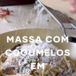 Isabella Scherer Instagram - MASSA COM COGUMELOS EM…. MINUTOS 🍝 - 1 bandeija de cogumelo fresco (eu usei portobelo) - 3 dentes de alho - 1 pimenta dedo de moça - 1 copo de vinho branco - 5 galhos de tomilho - 2 col sopa de manteiga - 1 col sopa azeite de oliva - sal e pimenta do reino a gosto - 1 copo de parmesão ralado na hora - raspas de 1/2 limão siciliano - cebolinha ou salsa a gosto - burrata opcional - queijo para servir - 350g de capellini Quando fizer, me marca?