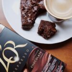 Isabella Scherer Instagram - O blend Chocolate é o novo lançamento de L’OR Cápsulas e tem sido a minha escolha preferida, ele faz parte da linha Sabores. Quem conhece? Está disponível exclusivamente no site da marca e com desconto de 20%! Clica no link e aproveite! Ele é levemente adocicado e possui notas de chocolate amargo, perfeito para harmonizar com doces nas celebrações de fim de ano e tornar ainda melhor esse momento! #ChocolateLOR @lorespressobrasil COMPATÍVEL COM MÁQUINAS DE CAFÉ NESPRESSO ORIGINAL®️* *Marca de um terceiro, não relacionado com a JACOBS DOUWE EGBERTS. Para uma lista detalhada de máquinas compatíveis, acesse www.cafelor.com.br