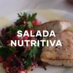 Isabella Scherer Instagram - SALADA NUTRITIVA COM PEIXE 🐟 pishi, segundo Mel IMPORTANTE: Gosto do feijão bem al dente, pra isso eu deixo de molho por pelo menos 4 horas e cozinho em panela normal só com água para ir controlando o cozimento. Cozinho com bastante água e quando ainda estiver firme na mordida, mas já cozido, escorro como macarrão. Beterraba eu gosto de assar no forno em papel alumínio por 3h +- a 180°C. Fica muuuuuito mais gostosa que cozinhar em água. Dito isso, vamos pra receita: - 1 xícara e meia de feijão manteiguinha pré-cozido - 1 beterraba - 1 tomate sem semente - 1 pimenta de cheiro - Salsa e coentro (sim, mistura os dois que fica PERFEITO! se vc não curte coentro, substitui por manjericão que fica 10/10 também) - 1 limão - Azeite de oliva a gosto (gosto de umas 4 colheres de sopa) - Sal e pimenta do reino a gosto Quando fizer, me marca? Querem ver mais receitas saudáveis por aqui?