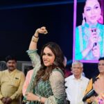 Isha Koppikar Instagram - Thank you @bjpvinodshelar ji for inviting me to your Navratra Utsav. 🙏🏼 @mehul26981 @rangeelanavratriutsav @neetu2609 @bjp4mumbai #malad #navratri Wearing - @maayera_jaipur Jewellery- silver by @curiocottagejewelry