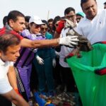 Isha Koppikar Instagram - Thank you @divyajfoundation , @amruta.fadnavis and @bhamlafoundation for making me a part of cleanathon 2.0 which is Mumbais biggest clean up drive post Ganpati Visarjan. #SwachhataHiSeva