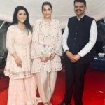Isha Koppikar Instagram - It’s always a pleasure meeting @devendra_fadnavis ji and @amruta.fadnavis 😊 Thank you for inviting me to seek the divine blessings of Bappa at your residence. 🙏🏼
