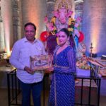 Isha Koppikar Instagram - Ganpati Bappa Morya 🙏🏼 Thank you @advocateashishshelar ji for making me a part of your Ganeshotsav. 😊