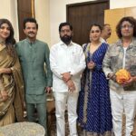 Isha Koppikar Instagram - Delighted to seek Bappa’s blessings at Hon CM @mieknathshinde ji’s home. 😊 Thank you for inviting us for Ganpati Darshan and honouring us. Ganpati Bappa Morya 🙏🏼