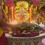 Isha Koppikar Instagram - Blessed 😇 Thank you Bappa for your Darshan and Aarti 🙏🏼 Ganpati Bappa Morya 🙏🏼 @siddhivinayakdadar Siddhivinayak,Dadar