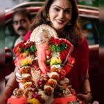 Isha Koppikar Instagram - Super excited to welcome Bappa at home again this year 💃🏻 Sharing a memory from last year. #throwback #tbt #memories #ganpatibappamorya #bappamorya