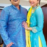 Isha Koppikar Instagram - May we continue to do thumkas like these till the jhumkas fall 🤣 #whatjhumka #dance #dancingpartner #therosstomymonica #siblings #rakhi #rakshabandhan