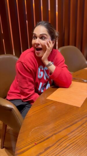 Isha Koppikar Instagram - Forever pyaar, ab toh aaja 🤣
