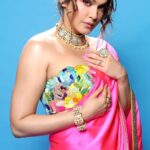 Isha Koppikar Instagram - 💖🌸💐 Outfit by @dineshmalkani X @perniaspopupshop Jewellery by @mehrise_by_mehrgurnani & @jet_gems Makeup @makeup_by_nainaa Hair & Drape @amehra16 Video by @shaurya_bajpai Managed by @dipalijoshi01 @vkcelebrities