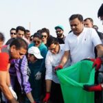 Isha Koppikar Instagram - Thank you @divyajfoundation , @amruta.fadnavis and @bhamlafoundation for making me a part of cleanathon 2.0 which is Mumbais biggest clean up drive post Ganpati Visarjan. #SwachhataHiSeva