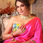 Isha Koppikar Instagram - Draped in grace, embracing tradition with a modern twist 😉 Outfit by @dineshmalkani for @perniaspopupshop Jewellery by @mehrise_by_mehrgurnani & @jet_gems Makeup @makeup_by_nainaa Hair & Drape @amehra16 Photos by @shaurya_bajpai Managed by @dipalijoshi01 @vkcelebrities