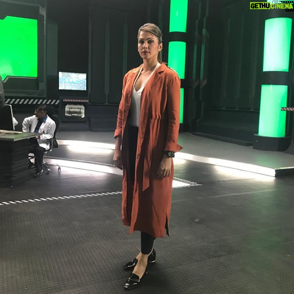 Isha Koppikar Instagram - Behind the scenes while shooting for Ayalaan 🎬 Can you guess what was on my mind? #bts #movie #shooting #ayalaan #onsets