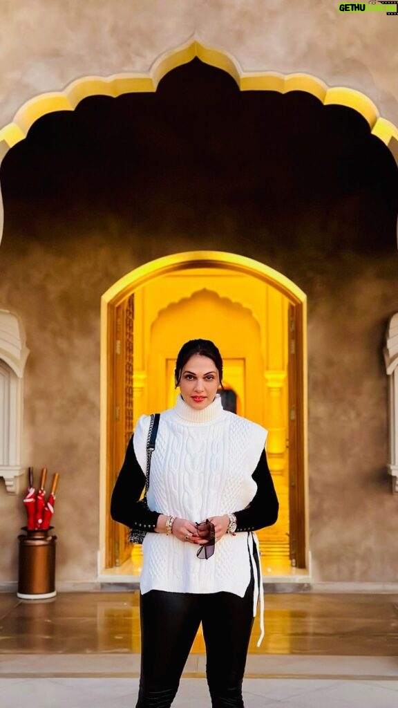 Isha Koppikar Instagram - Walking around the majestic 5.5 acre @sixsensesfortbarwara. Every moment spent here gives you a feeling of true royalty. 👸 Six Senses Fort Barwara