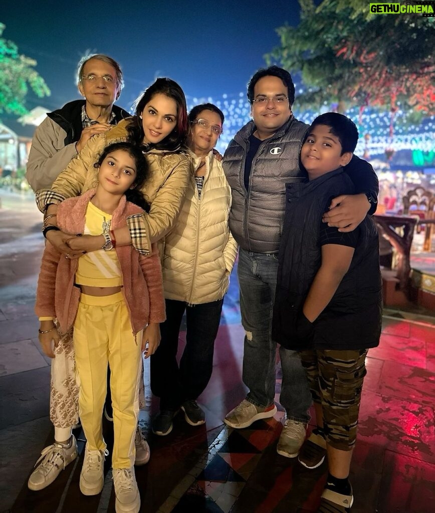 Isha Koppikar Instagram - Making memories with the ones who make my heart full ❤️ #aboutlastnight #famjam #family